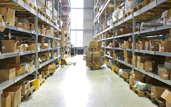 Hybrid fulfilment models combining automation and sustainable practices in eCommerce logistics.