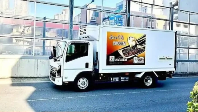 Seven-Eleven tests truck advertising in Tokyo